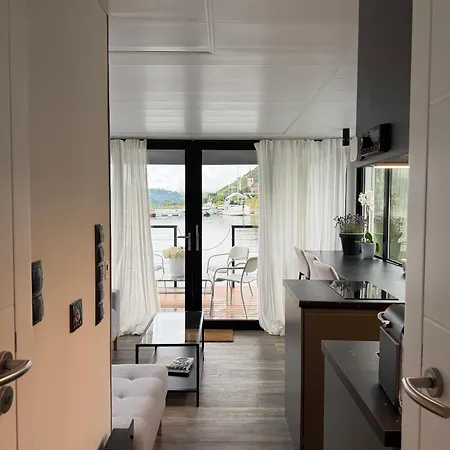 Botel Burgflotte Modern 1 - Design-hausboot Mit Dachterrasse, Ideal Fuer Paare Und Lorch am Rhein