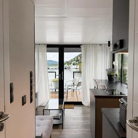 Burgflotte Modern 1 - Design-hausboot Mit Dachterrasse, Ideal Fuer Paare Und Botel Lorch am Rhein