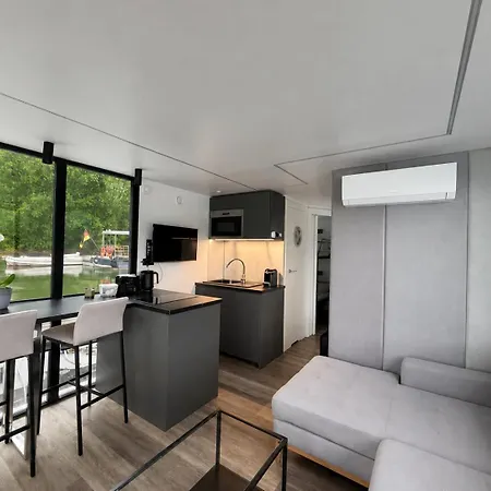 Burgflotte Modern 1 - Design-hausboot Mit Dachterrasse, Ideal Fuer Paare Und Botel *