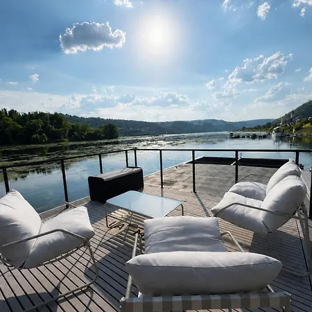 Burgflotte Modern 1 - Design-hausboot Mit Dachterrasse, Ideal Fuer Paare Und *